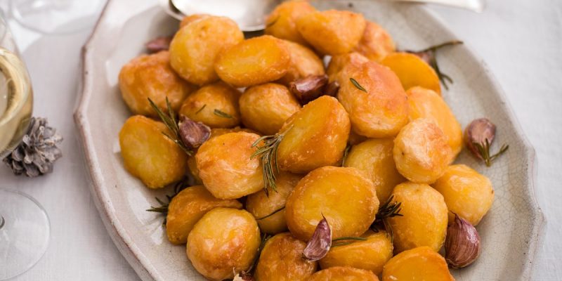 garlic and rosemary roast potatoes